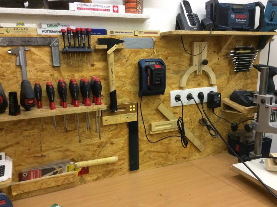 Уголок в гараже для инструментов