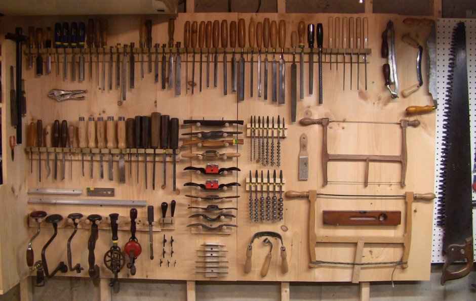 Деревянный стенд для инструмента