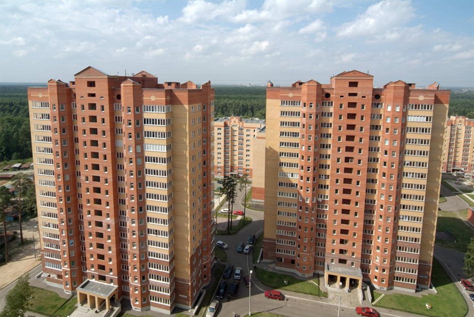 Кирпичный многоквартирный дом