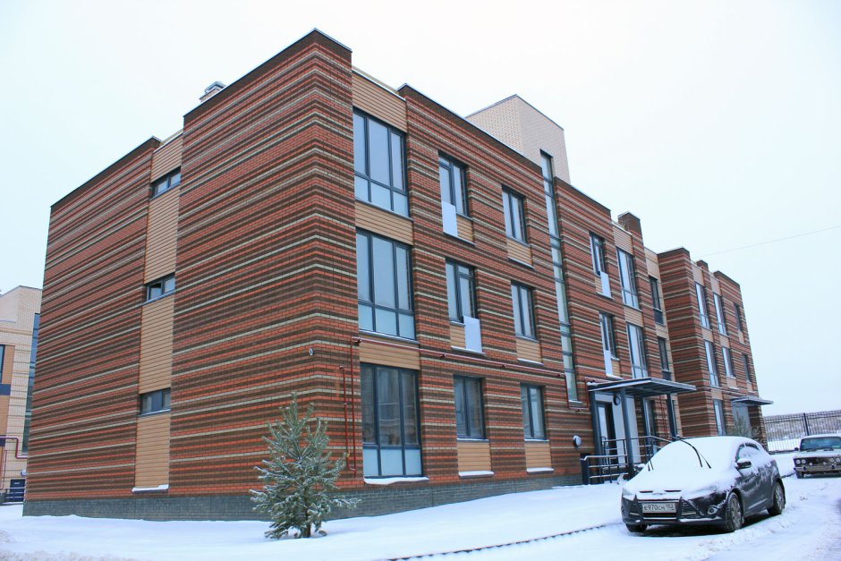 Кирпичный многоквартирный дом