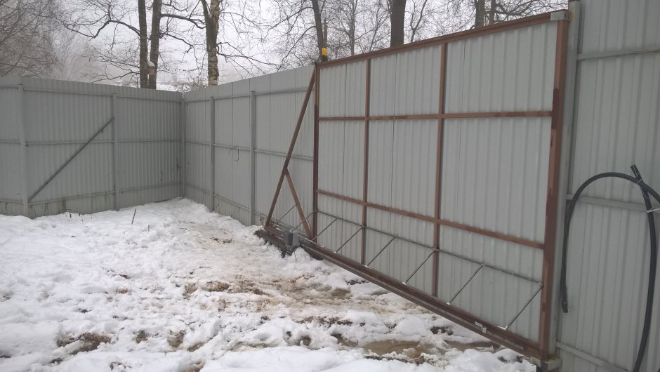 Защитный короб для откатных ворот