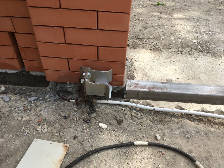 Нижний улавливатель для откатных ворот