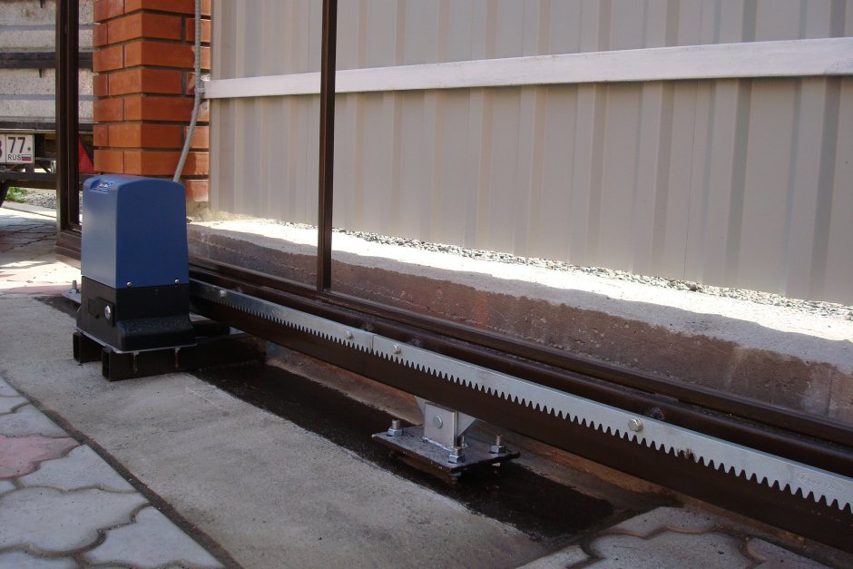 Крепление роликов откатных ворот