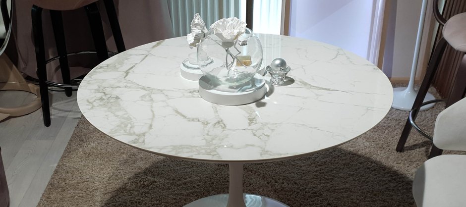 Стол со стульями в гостиную