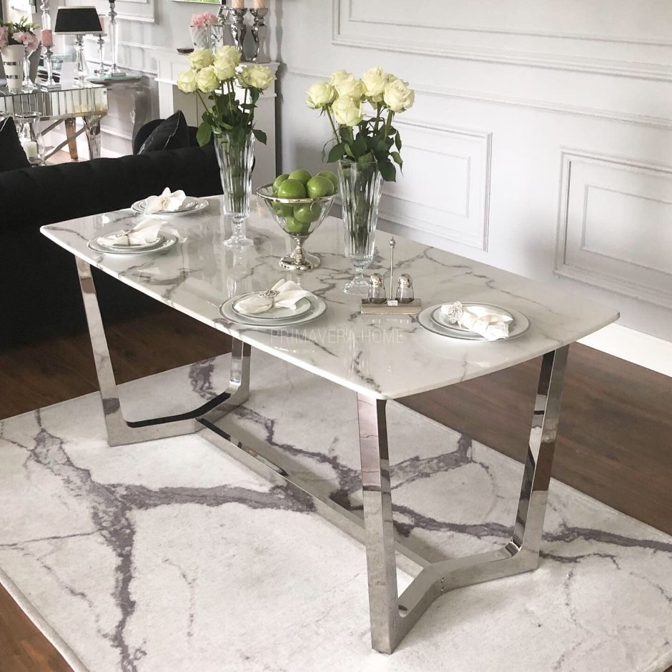 Современный обеденный стол