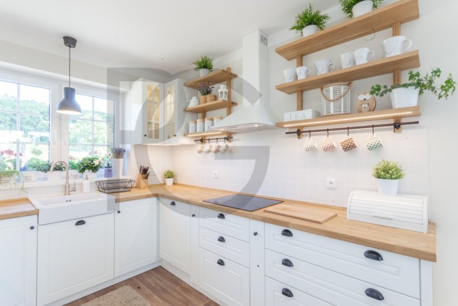 Белая кухня с деревянной столешницей