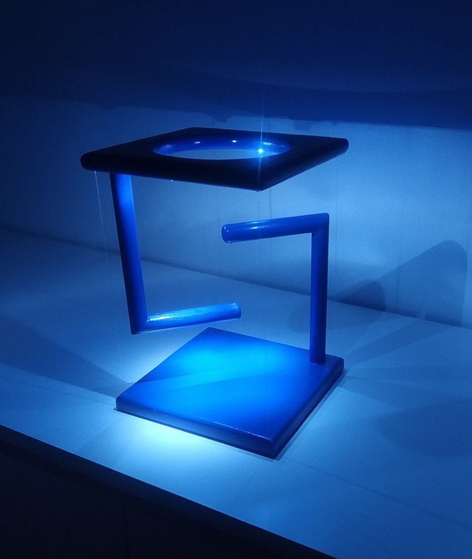 Парящий журнальный столик