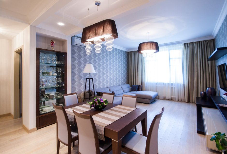 Светильники над обеденным столом в гостиной