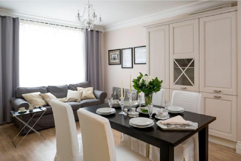 Гостиная с большим столом