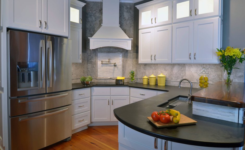 Кухня с угловой плитой и вытяжкой