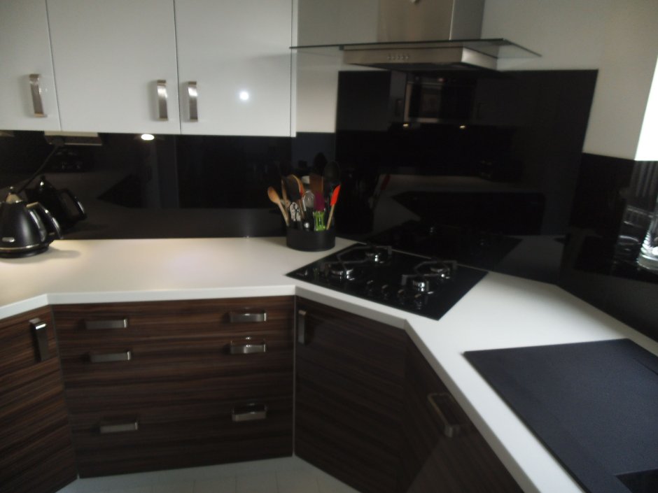 Варочная поверхность в углу кухни