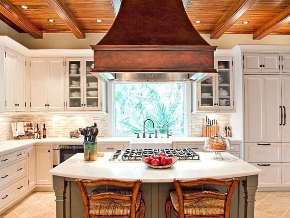 Кухня с островом в деревянном доме