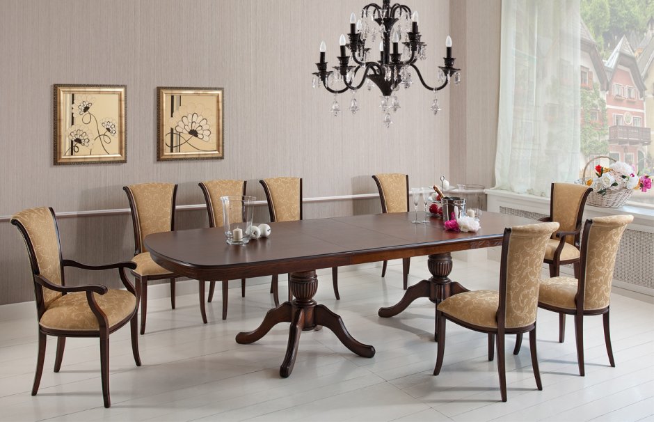 Большой обеденный стол из дерева