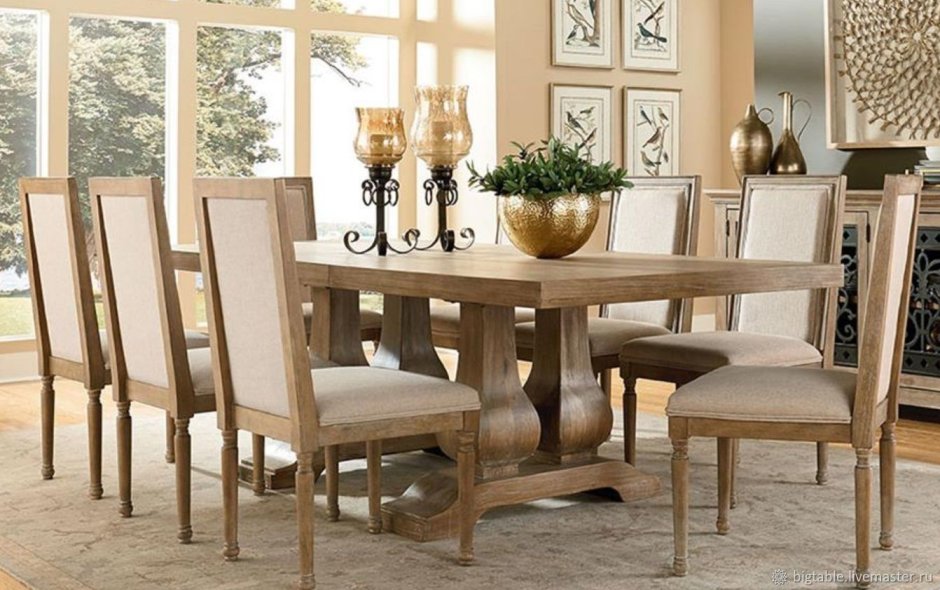 Интерьер кухни с большим столом