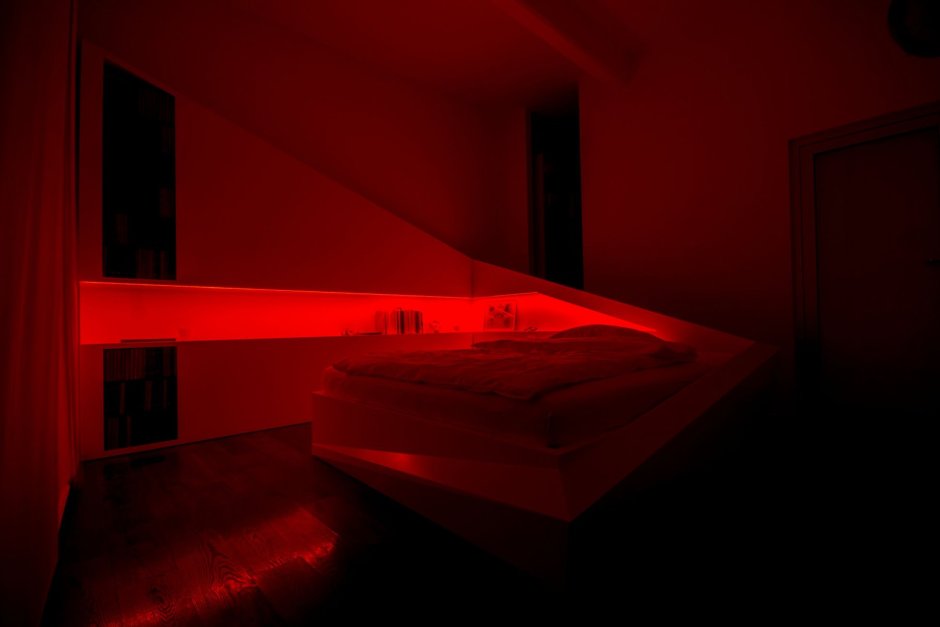 Красная подстаетка Ач комнате