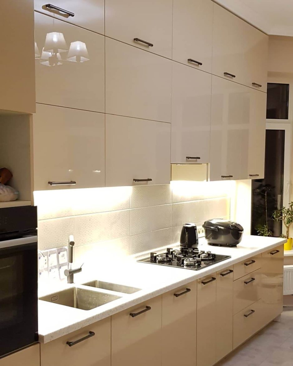 Бежевая глянцевая кухня