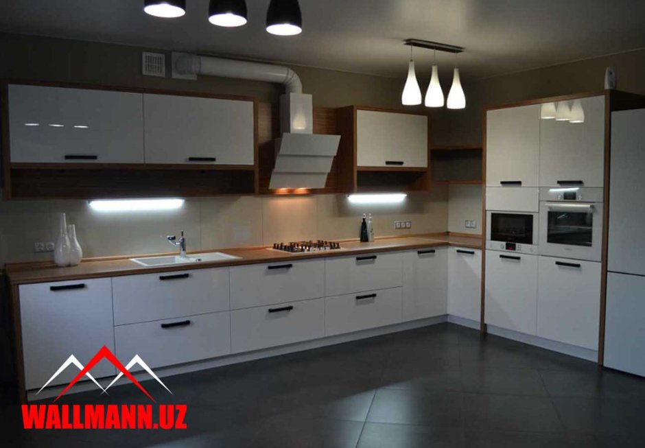 Кухонный гарнитур с черными ручками