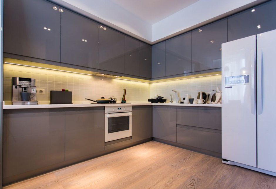 Светлый кухонный гарнитур пластик