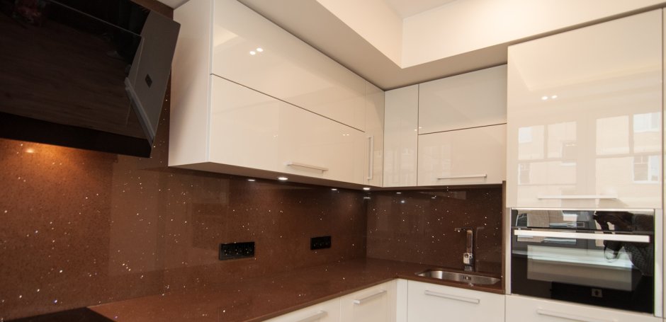 Бежевая кухня с темной столешницей