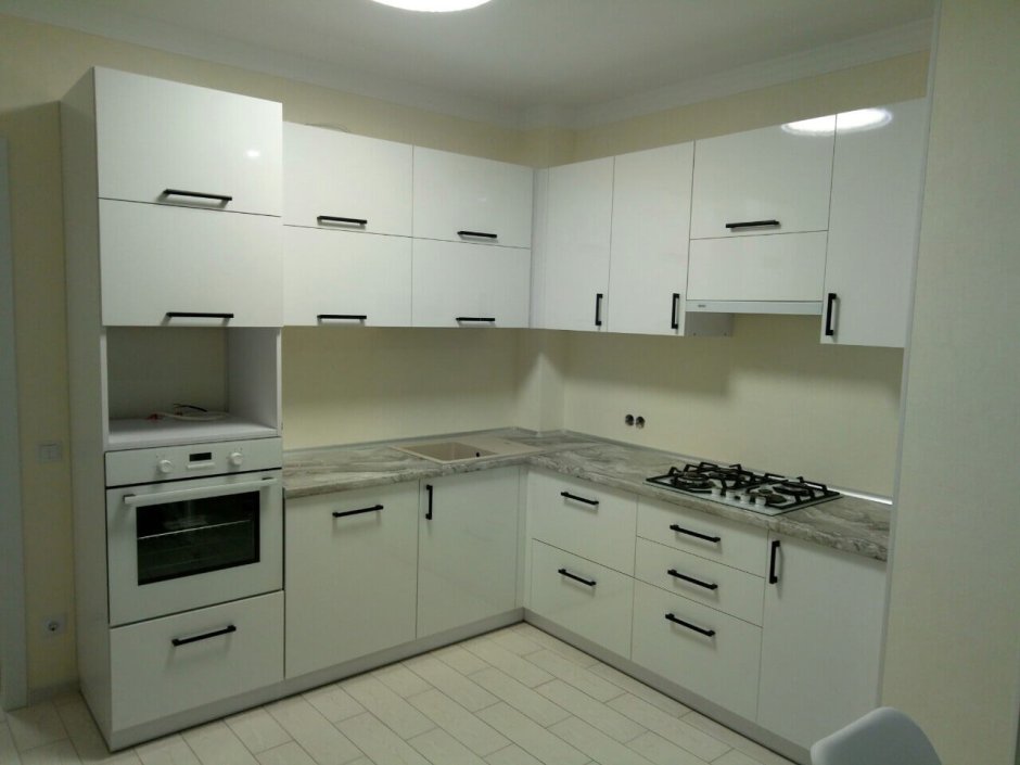 Кухня икеа Будбин белая с темной столешницей