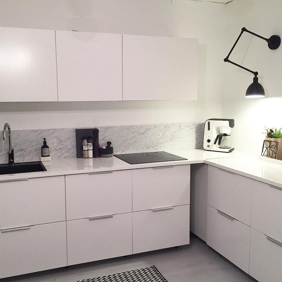 Кухня с темной столешницей