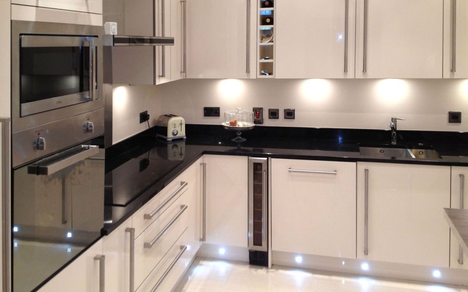 Бежевая кухня с черной столешницей