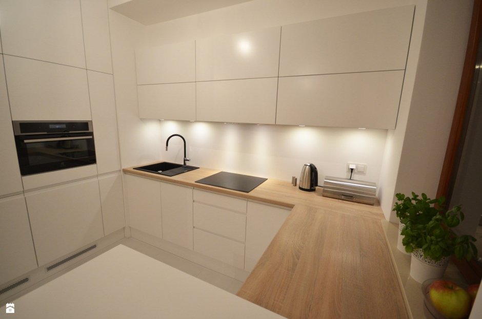 Белая кухня без ручек с деревянной столешницей