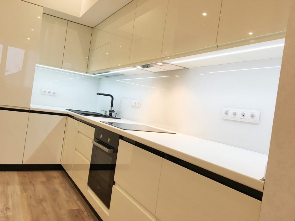 Кухня бежевый глянец