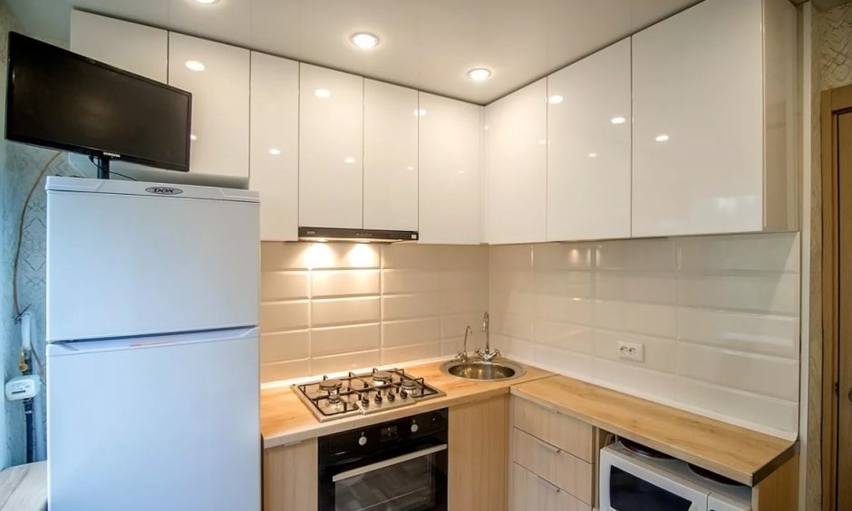 Белая кухня с черными ручками