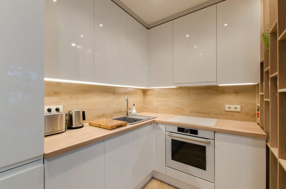 Белая кухня с черной столешницей