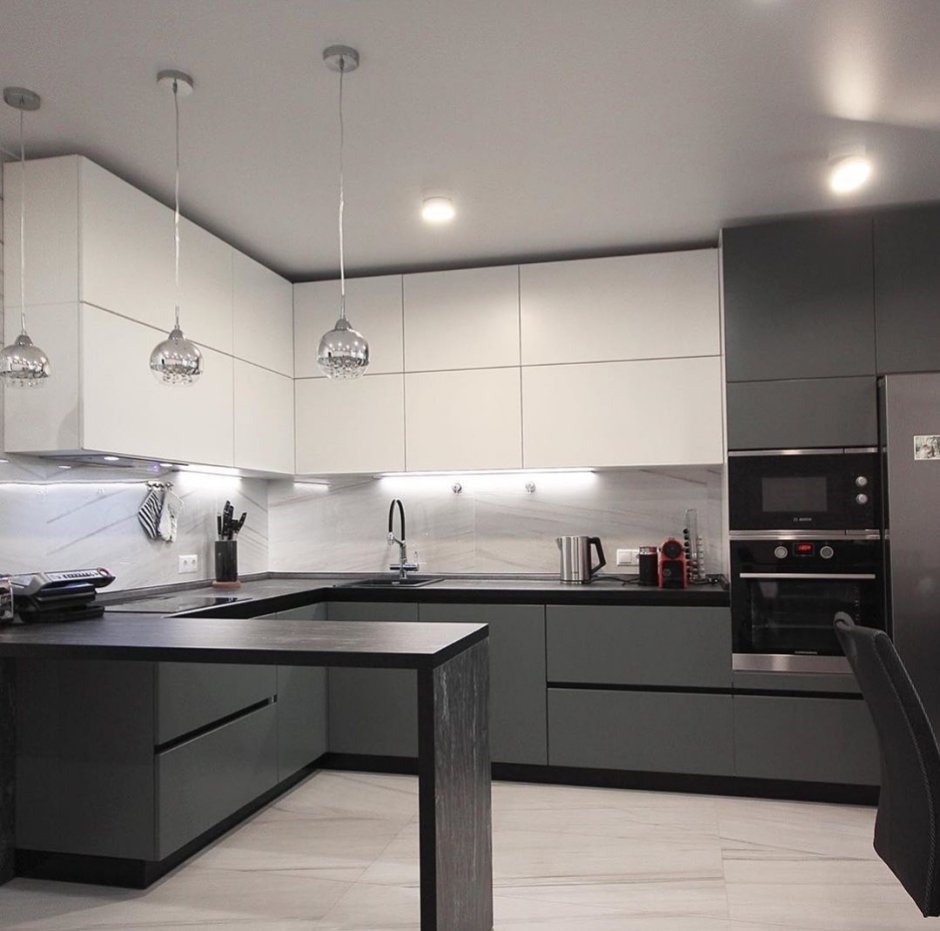 Белая классическая кухня под потолок