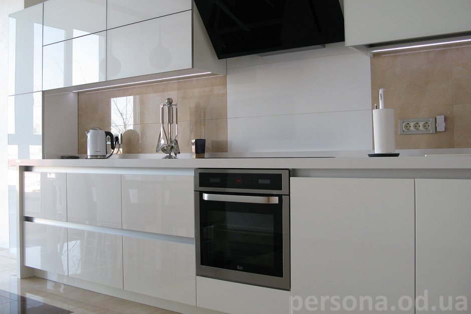 Белая кухня с темной столешницей и фартуком