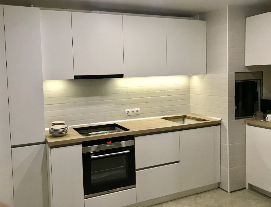 Светлая кухня с темной столешницей