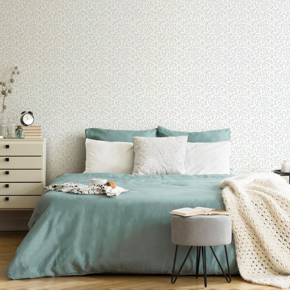 Обои в изголовье кровати в спальне