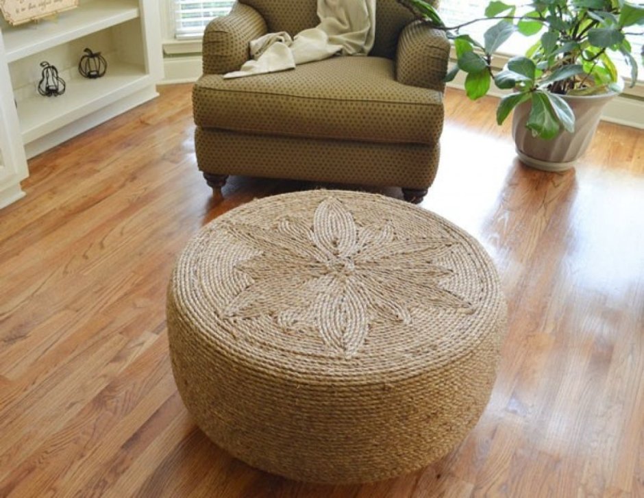 Пуфик из покрышки и бечевки