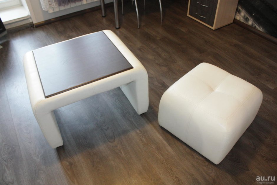 Журнальный столик с пуфиками