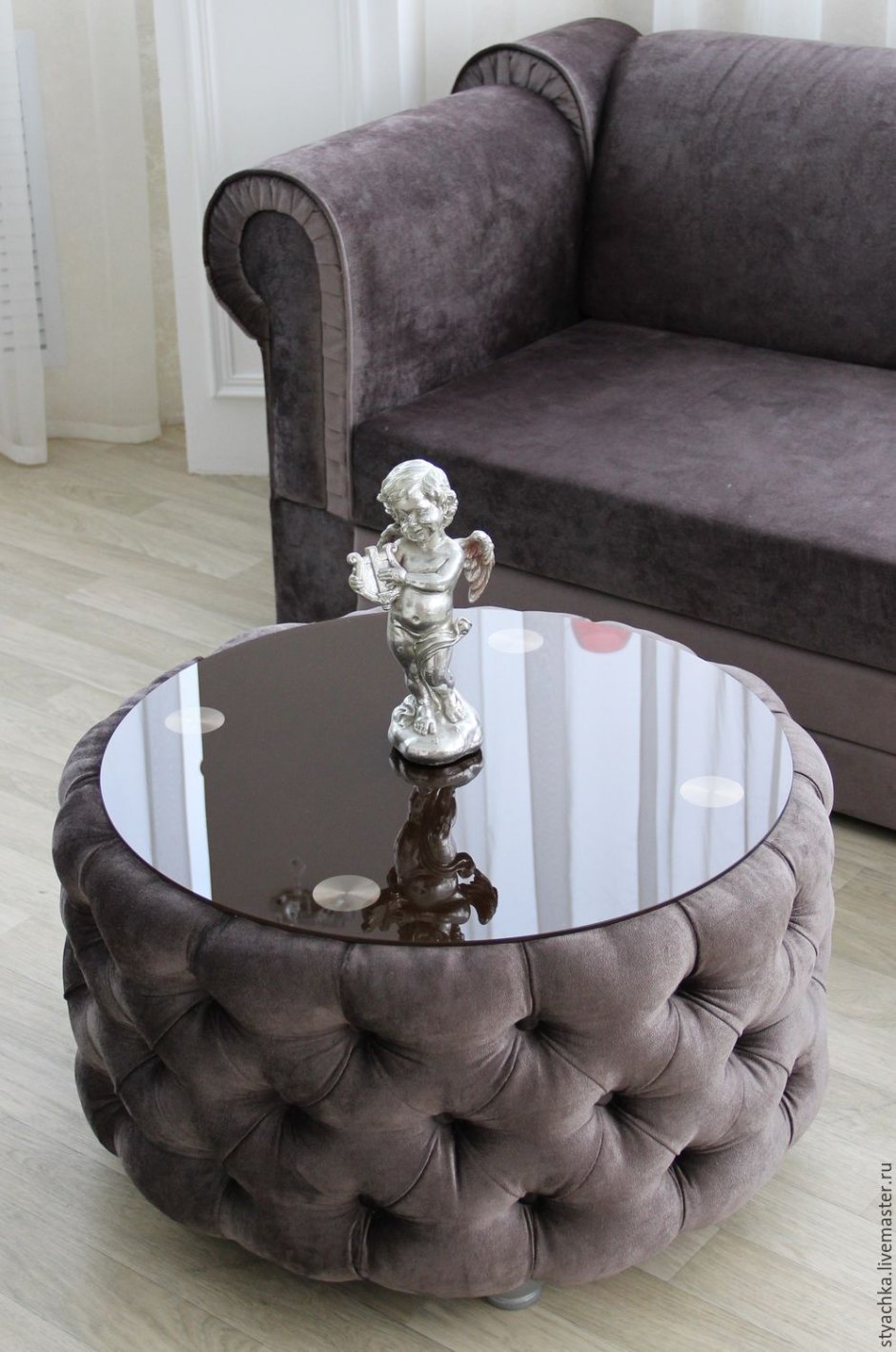 Журнальный столик с каретной стяжкой