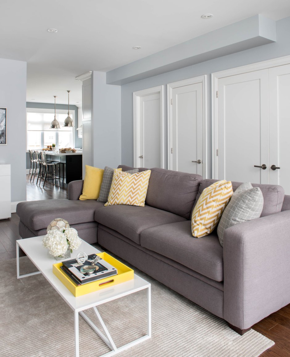 Серо белая гостиная