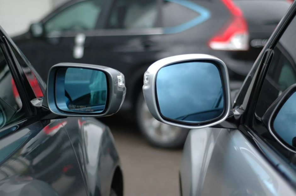 Вид с зеркала машины