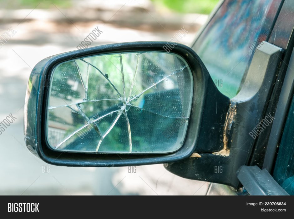 Отражение в зеркале заднего вида