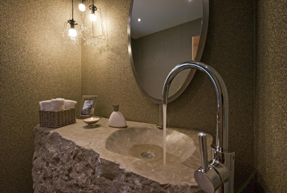 Каменная раковина в интерьере