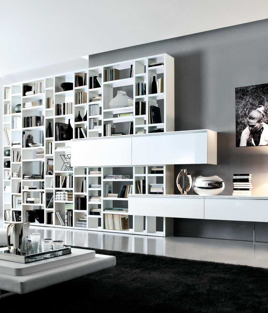 Декор стеллажа в гостиной