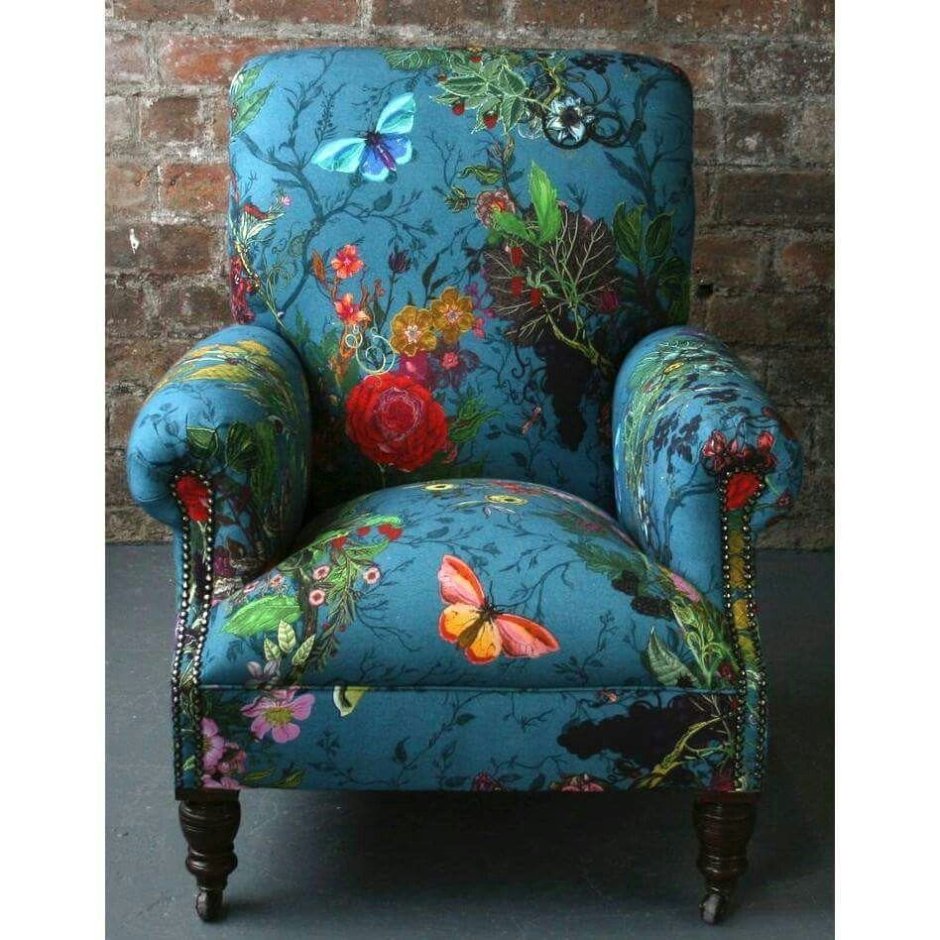 Кресло с цветочным принтом