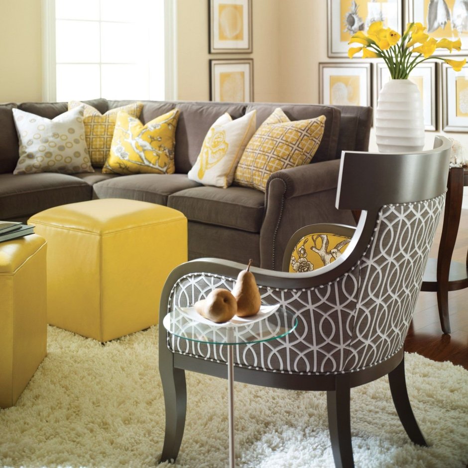 Желтый диван в гостиной