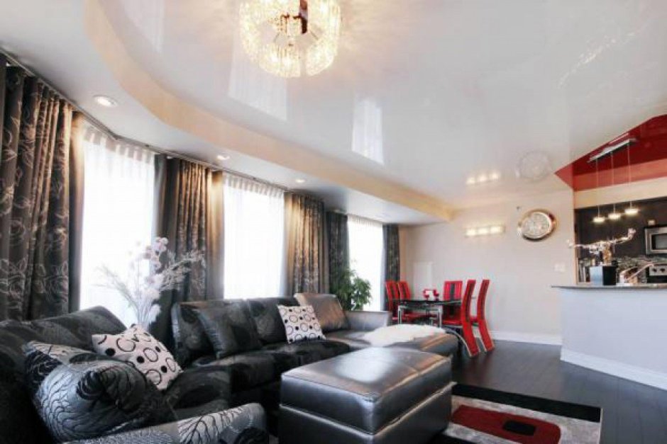 Глянцевый потолок в зале