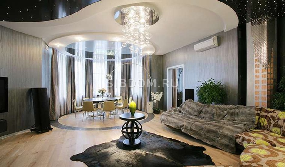 Потолок в гостиной с эркером