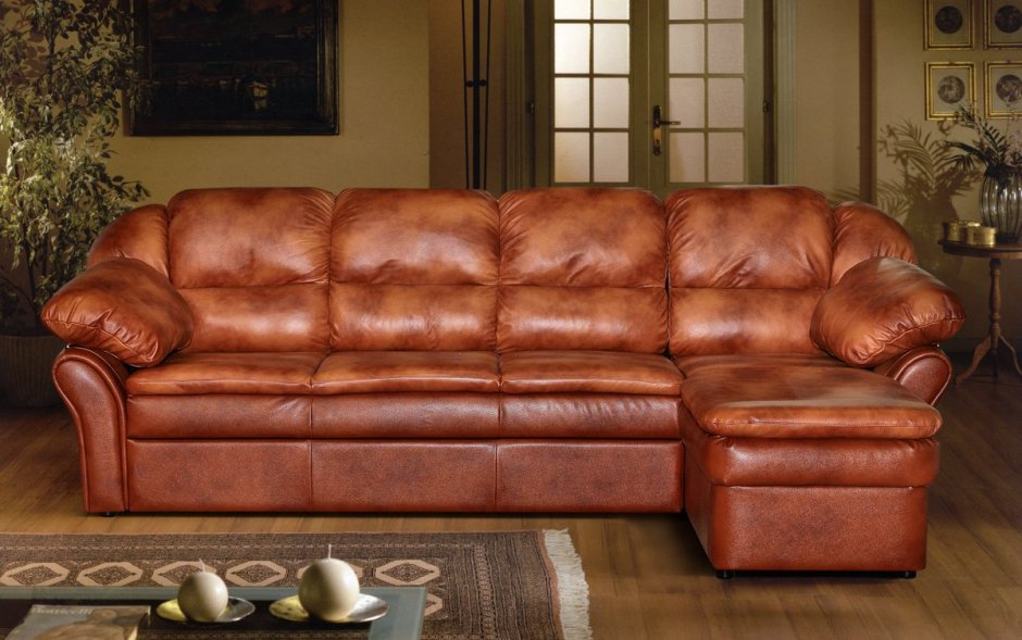 Бежевый кожаный диван в гостиной