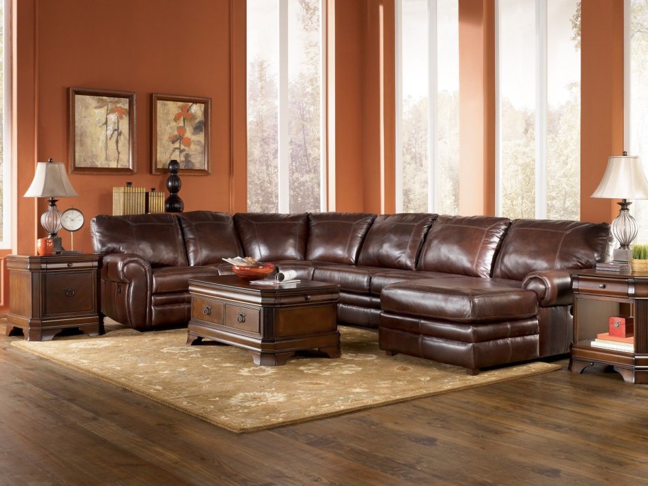 Большой кожаный диван для гостиной