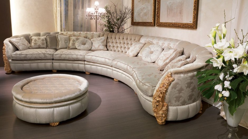 Большой кожаный диван