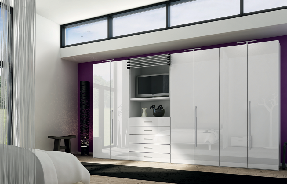 Шкаф с распашными дверями в гостиную